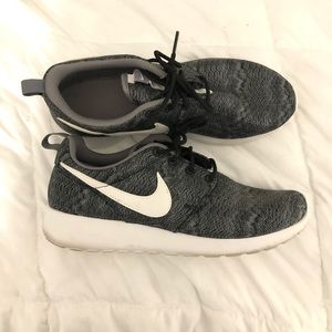 Cute Nike Roshe Runs in Aztec Pattern 🖤